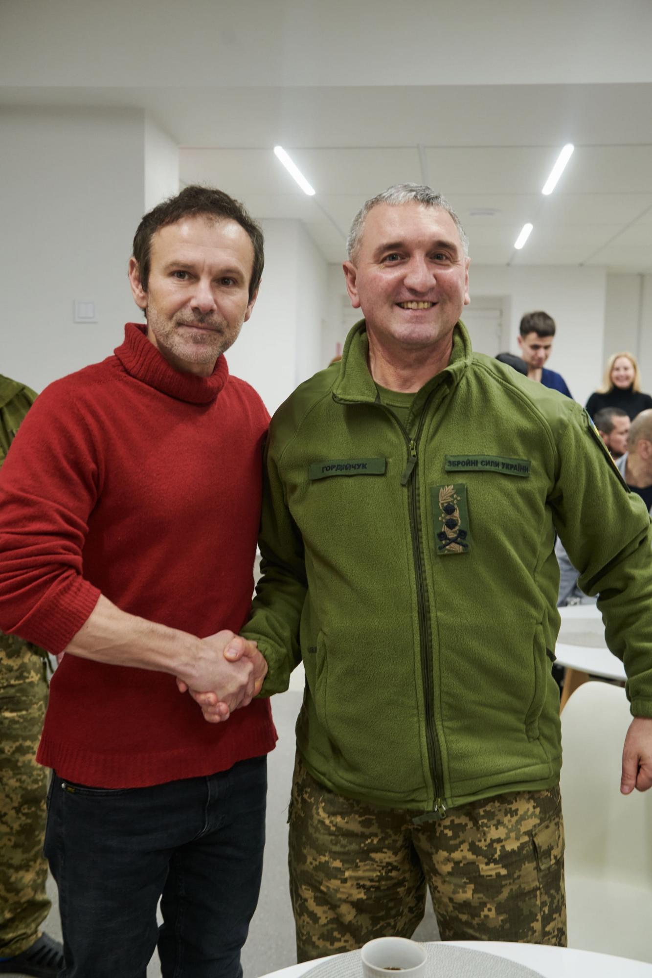 Вакарчук зіграв несподіваний концерт для військових: душевні фото і відео